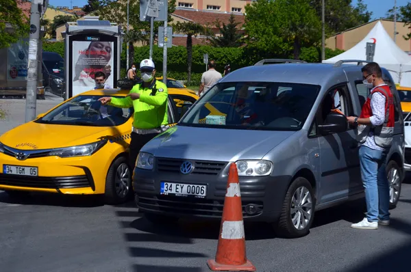 tisortuyle-de-mesaji-verdi-ama-kisitlamada-nisanlisina-cicek-goturen-genc-3-bin-460-tl-ceza-yedi-1621073295922.jpg Tişörtüyle de mesajı verdi ama... Kısıtlamada nişanlısına çiçek götüren genç 3 bin 460 TL ceza yedi-9