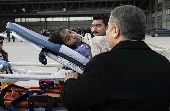 son-dakika-turkiye-ilk-kez-gazzeden-yarali-getirdi-3u-de-cocuk-saglik-bakani-fahrettin-koca-karsiladi-1700753061537.jpeg Son dakika: Türkiye ilk kez Gazze'den yaralı getirdi! 3'ü de çocuk! Sağlık Bakanı Fahrettin Koca karşıladı-2