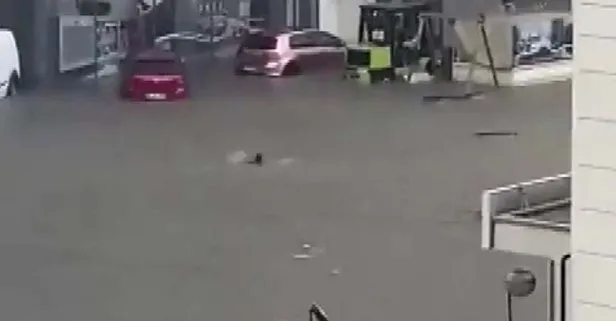 Ankara’yı sel vurdu! Bir vatandaş yüzerek kurtuldu