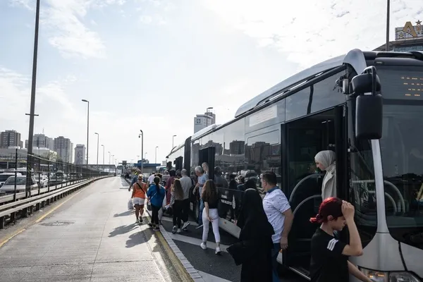cile-istanbulum-cile-zeytinburnunda-metrobus-arizasi-magdur-olan-yolcular-duraga-yurudu-1693929285378.jpeg