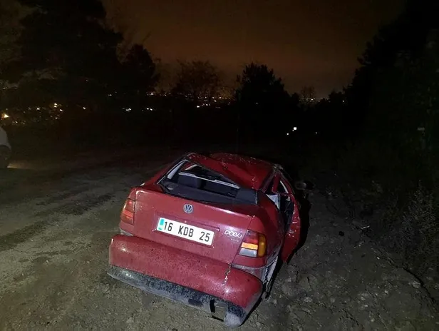 El freni çekilmeyen otomobil uçuruma devrildi: 2 yaralı-2