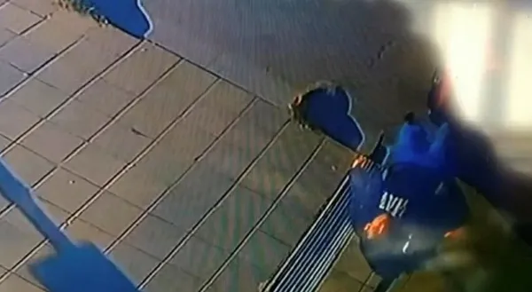 bayrampasada-gunduz-vakti-silahli-saldiri-olay-ani-kamerada-1668086452746.jpeg Bayrampaşa'da gündüz vakti silahlı saldırı! Olay anı kamerada-1