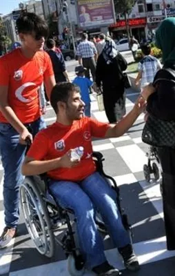 Provokasyonlara karşı gül dağıttılar