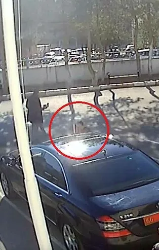 Yozgat'ta bir ilkokul öğrencisi, valinin makam aracındaki bayrağı öptü