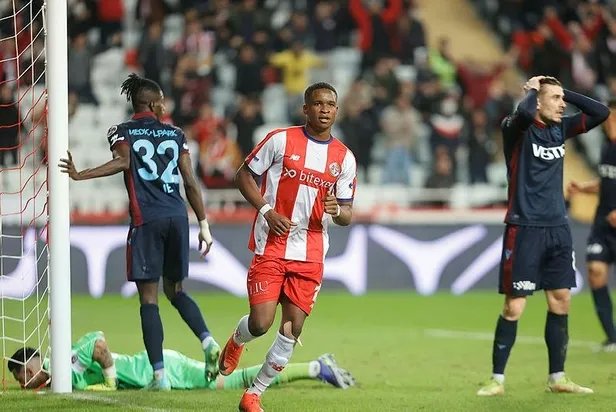 lidere-celme-antalyaspor-2-1-trabzonspor-mac-sonucu-1639246376069.jpeg Lidere çelme! Antalyaspor 2-1 Trabzonspor | MAÇ SONUCU-4
