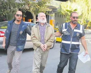 Peruk düştü kel göründü