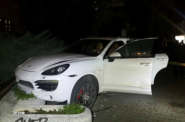 İstanbul'da hareketli gece! Şişli'de lüks otomobile kurşun yağmuru