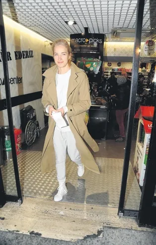 Burcu Esmersoy ile sosyetik aşkı Allan Hakko alışverişte görüldü