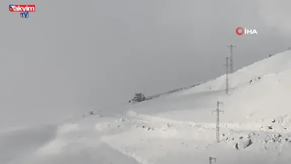 Şırnak'ta kar esareti: Beyaz örtü yarım metreyi geçti