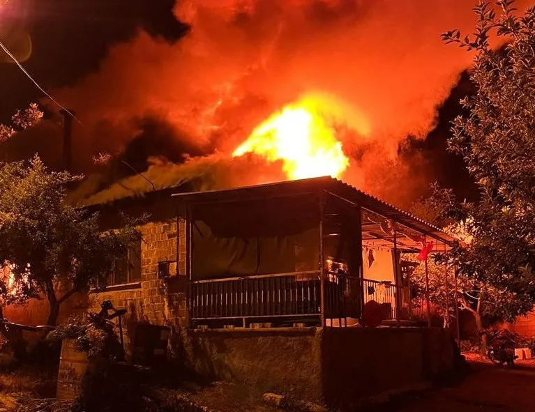 Çay demlemek isterken ev alev aldı