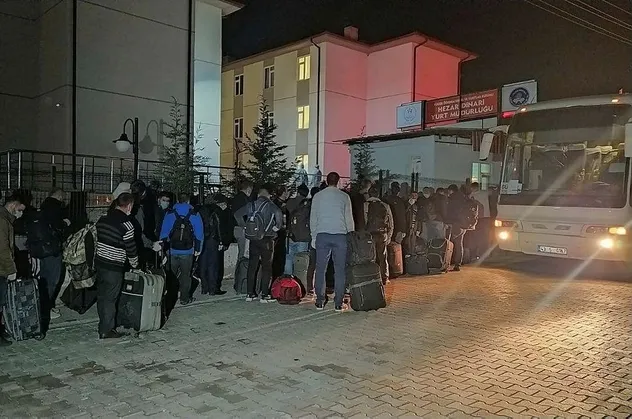 Son dakika: Irak'tan yurda getirilen 334 Türk işçi Kütahya'da KYK yurduna yerleştirildi