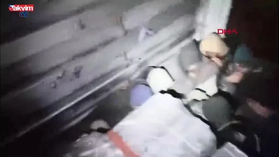 Amasya'da demir yüklü TIR'ın dorsesinden 37 kaçak göçmen çıktı