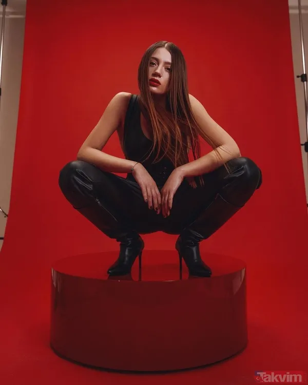 Gizem Karaca güneşlenirken verdiği pozla dert yandı! Bikinisiyle sere serpe uzandı gören dönüp bir daha baktı - 2