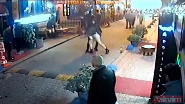 Taksim'de alkollü iki kadın birbirine girdi: Kavga anı kamerada - 2