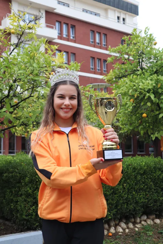 izmir-depreminden-sonra-yeniden-dogdu-jimnastigin-kralicesi-oldu-1639399882874.jpg İzmir Depremi'nden sonra yeniden doğdu!' 'Jimnastiğin kraliçesi' oldu-7