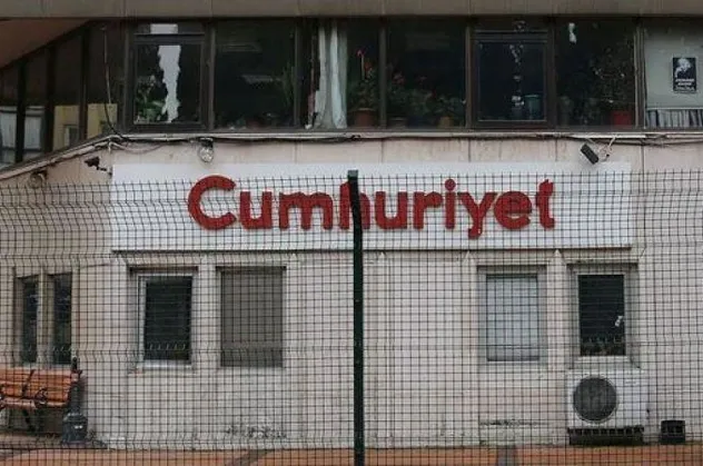Sahibinin sesi paçavra yine sahnede!