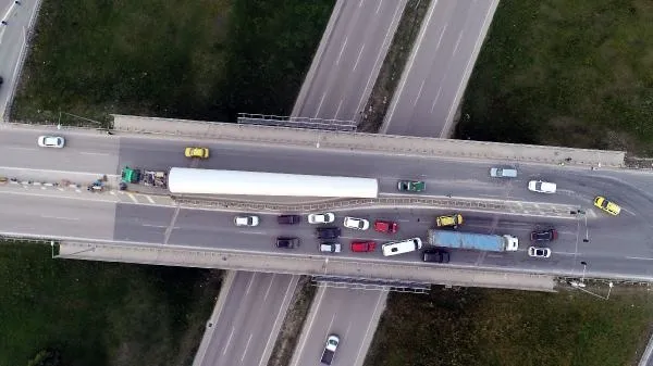 Rüzgar türbini gövdesi yüklü TIR 1 saatlik çabanın ardından dönüş yaptı-3