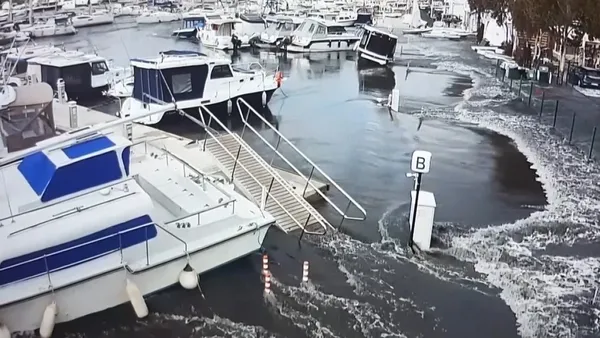 izmir-sigaciktaki-tsunaminin-en-net-goruntusu-ortaya-cikti-deniz-yukseldi-sular-onune-kattigini-boyle-surukledi-1604756085571.jpg İzmir Sığacık'taki tsunaminin en net görüntüsü ortaya çıktı! Deniz yükseldi, sular önüne kattığını böyle sürükledi...-5