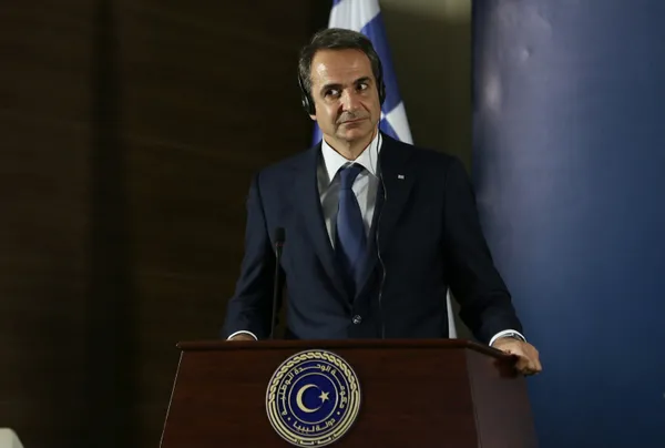 son-dakika-yunan-basbakan-micotakisin-kucuk-dustugu-anlar-sinir-disi-ettigi-buyukelcinin-ayagina-gitti-1617787477834.jpg SON DAKİKA: Yunan Başbakan Miçotakis'in küçük düştüğü anlar! Sınır dışı ettiği büyükelçinin ayağına gitti-2