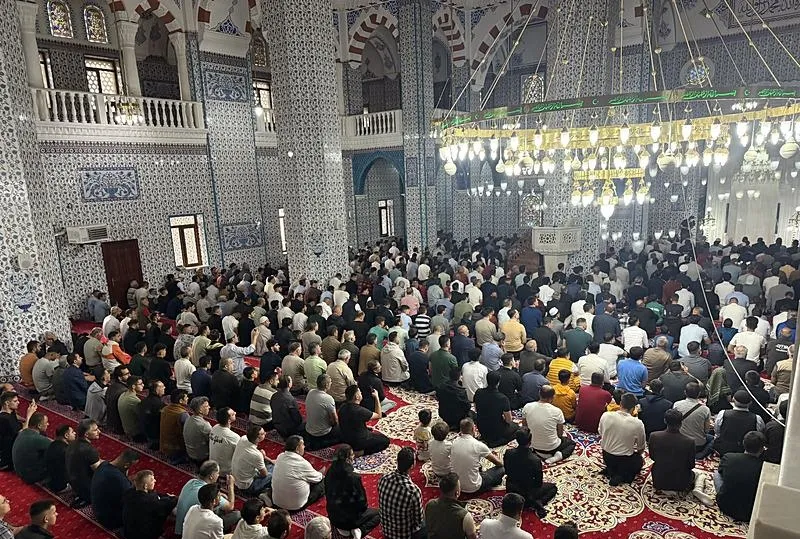 Camiler doldu taştı!