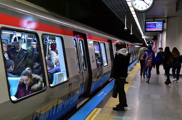 Marmaray'da arıza! Seferler durdu!
