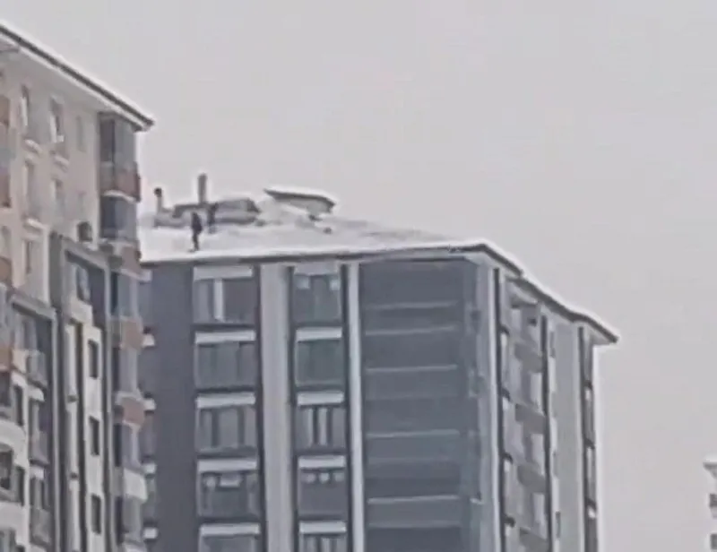 14 katlı binada tehlikeli kar temizliği