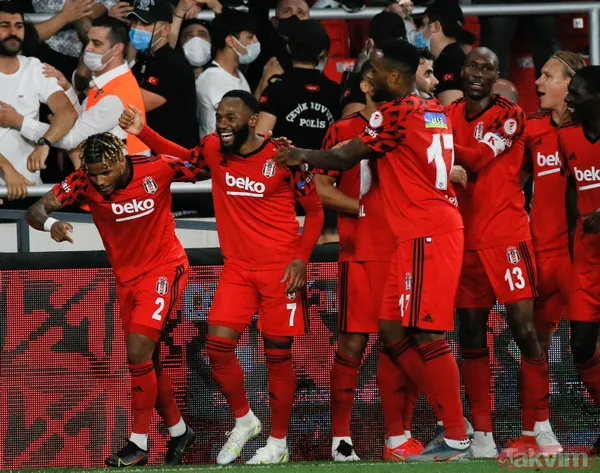 Ziraat Türkiye Kupası'nı kazanan Beşiktaş kupayı kaldırdı! İşte kutlamalardan kareler... - 8