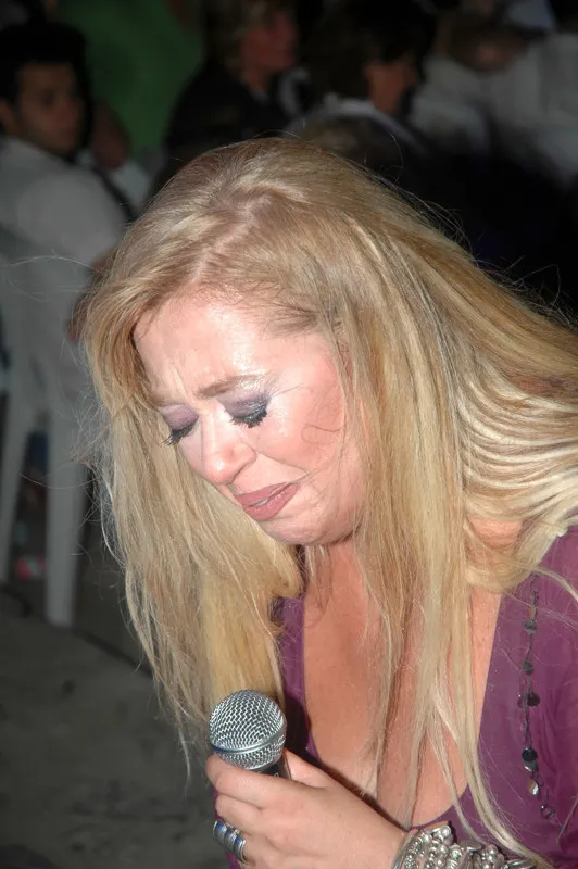 ender-sarac-zerrin-ozere-6-ayda-33-kilo-verdirdi-60-yasinda-109-kilodan-40-bedene-indi-tekerlekli-sandalyeye-m-1701781892264.jpg 60'lık sanatçı 109 kilodan 76'ya indi! 6 ayda 33 kilo verdiren Zerrin Özer diyeti! Ender Saraç'ın sihirli kürü-11