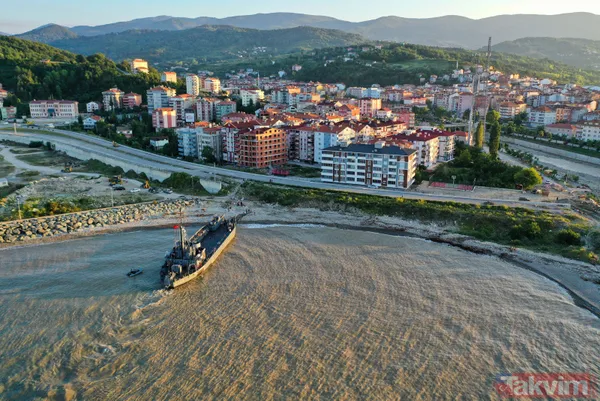 Türk bayraklarıyla karşılandı! İş makinelerini taşıyan Deniz Kuvvetleri Komutanlığı'na bağlı çıkarma gemisi Sinop'ta - 1