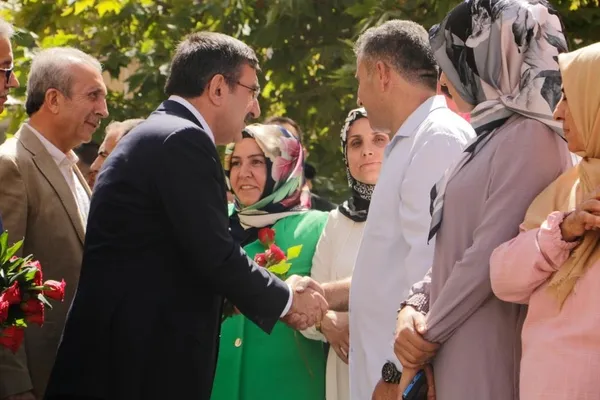 diyarbakir-annelerine-ziyaret-cumhurbaskani-yardimcisi-cevdet-yilmaz-hicbir-orgutun-gucu-annelere-yetmez-1692437768880.jpg Diyarbakır Anneleri'ne ziyaret! Cumhurbaşkanı Yardımcısı Cevdet Yılmaz: Hiçbir örgütün gücü annelere yetmez-6