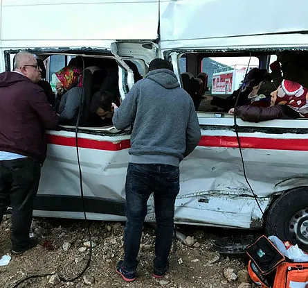 İzmir'de TIR minibüse çarptı! 12 yaralı var-1
