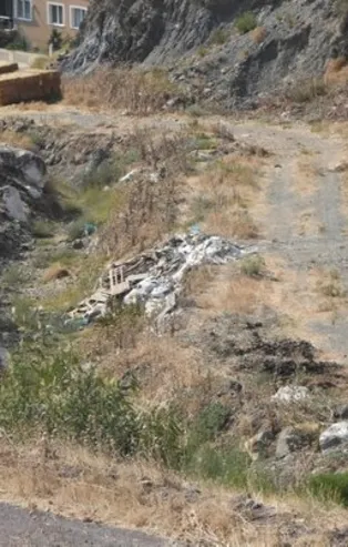 İzmir Çiğli'de çöp tepkisi: Yollar sokaklar çöp kokuyor