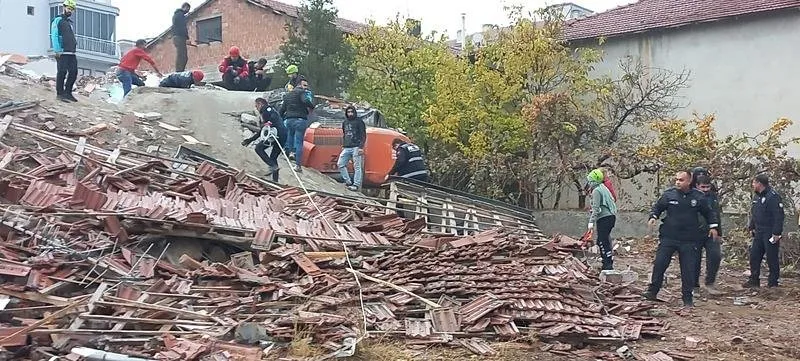 Ağır hasarlı bina çöktü. (DHA)