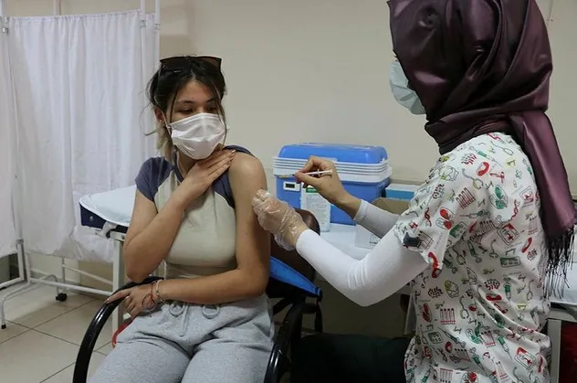Koronavirüs geçirenler iki doz aşı olabilecek mi? Son dakika gelişmesi