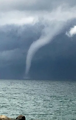 Rize'de denizde hortum oluştu