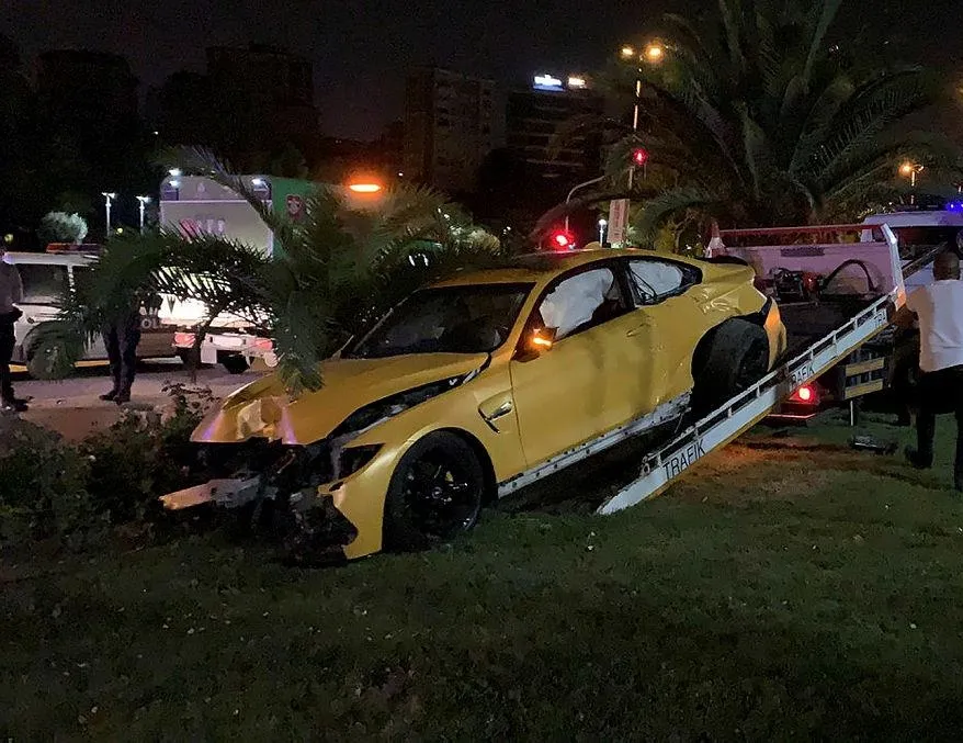 Lüks otomobilini bırakıp kaçtı