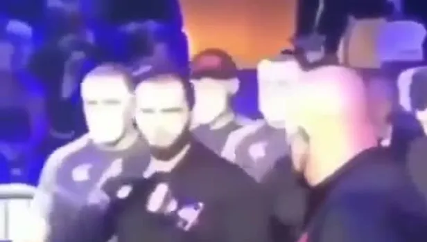 Çeçen asıllı Rus boksör Artur Beterbiev ringe 'Erdoğan Dombrası'yla çıktı