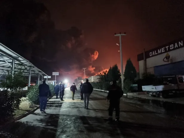 adanada-kimya-fabrikasinda-yangin-patlama-tehlikesine-karsi-yollar-kapatildi-1669665956190.jpg Adana'da kimya fabrikasında yangın! Patlama tehlikesine karşı yollar kapatıldı-4