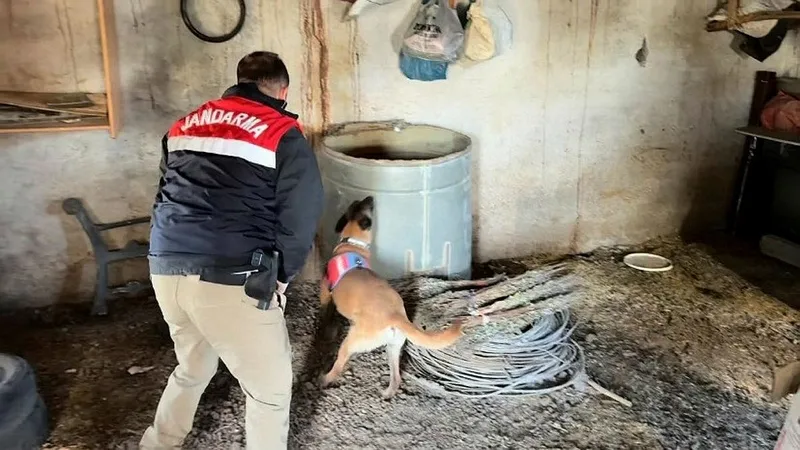 Diyarbakır'da PKK propagandası yapan 6 bölücü gözaltına alındı! Çok sayıda mühimmat, telefon ve örgüt paçavrası ele geçirildi-3