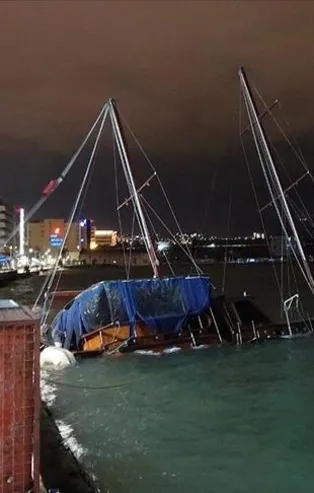 İzmir'de şiddetli fırtına tekneleri devirdi ağaçları söktü! 17 Şubat hava durumu