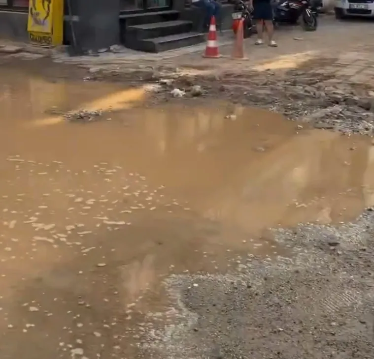 1785699810903.jpeg CHP'li belediye İzmir'i kaderine terk etti! Alsancak çamura battı: Yıllardır süregelen vurdumduymazlığa vatandaştan isyan-2