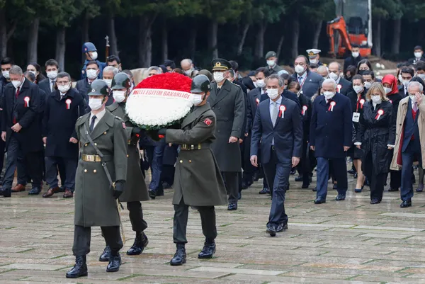 milli-egitim-bakani-mahmut-ozer-24-kasim-ogretmenler-gunu-nedeniyle-anitkabiri-ziyaret-etti-1637741681307.jpg Milli Eğitim Bakanı Mahmut Özer 24 Kasım Öğretmenler Günü nedeniyle Anıtkabir'i ziyaret etti-2