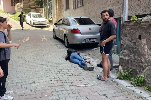 İstanbul'da akılalmaz olay! Ev sahibiyle karşılaşan hırsız önce çatıdan sonra merdivenden düştü