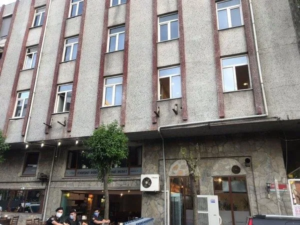 bagcilarda-dehset-oldurdugu-iki-kardesi-haliya-sardi-yakinlarina-cekicle-saldirdi-1626204724087.jpeg Bağcılar'da dehşet! Öldürdüğü iki kardeşi halıya sardı yakınlarına çekiçle saldırdı...-5