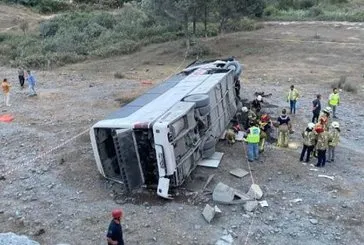 Servis otobüsü yan yattı!