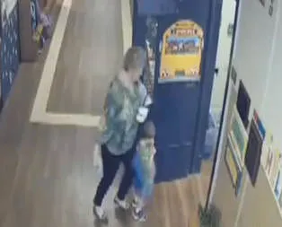 Ödüllü öğretmenden öğrencisine tekme!