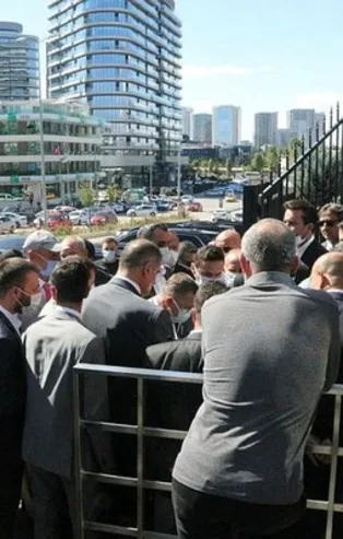 İYİ Parti Genel Merkezi'nde kavga! Partililer binayı bastı!