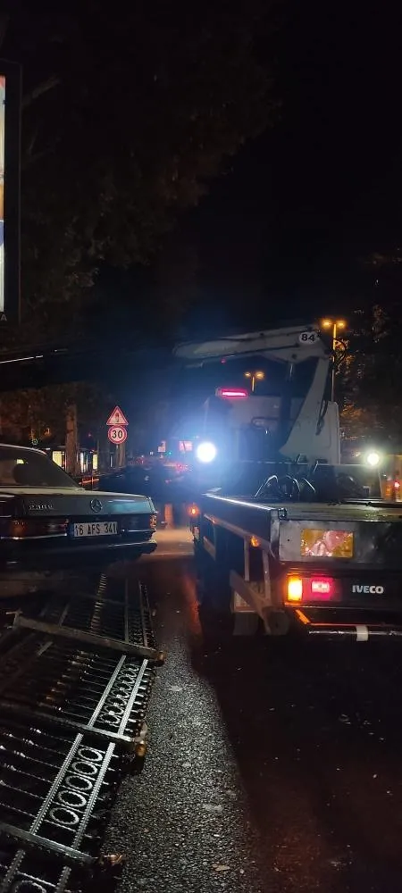 Beşiktaş’ta demir korkuluklara çarpan otomobil hurdaya döndü: Sürücü ağır yaralı-3