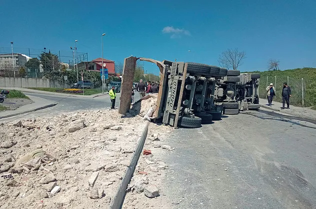 İstanbul Sultangazi'de hafriyat kamyonu devrildi