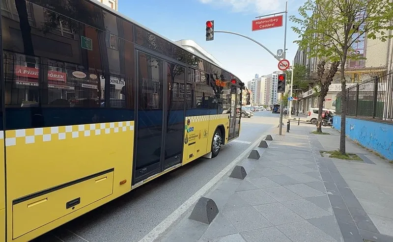 kirmizi-isikta-gecen-iett-otobusu-ilkokul-ogrencisine-carpti-1777541701444.jpeg Kırmızı ışıkta geçen İETT otobüsü ilkokul öğrencisine çarptı:-2